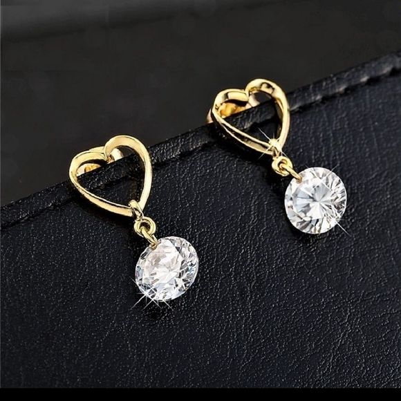 Sweetheart CZ stud earrings w/crystal. - Picture 1 of 4